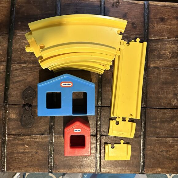 1985 Vintage Little Tikes Creative Railway Roadway Lot Tracks Buildings 18 Pcs - Picture 2 of 3